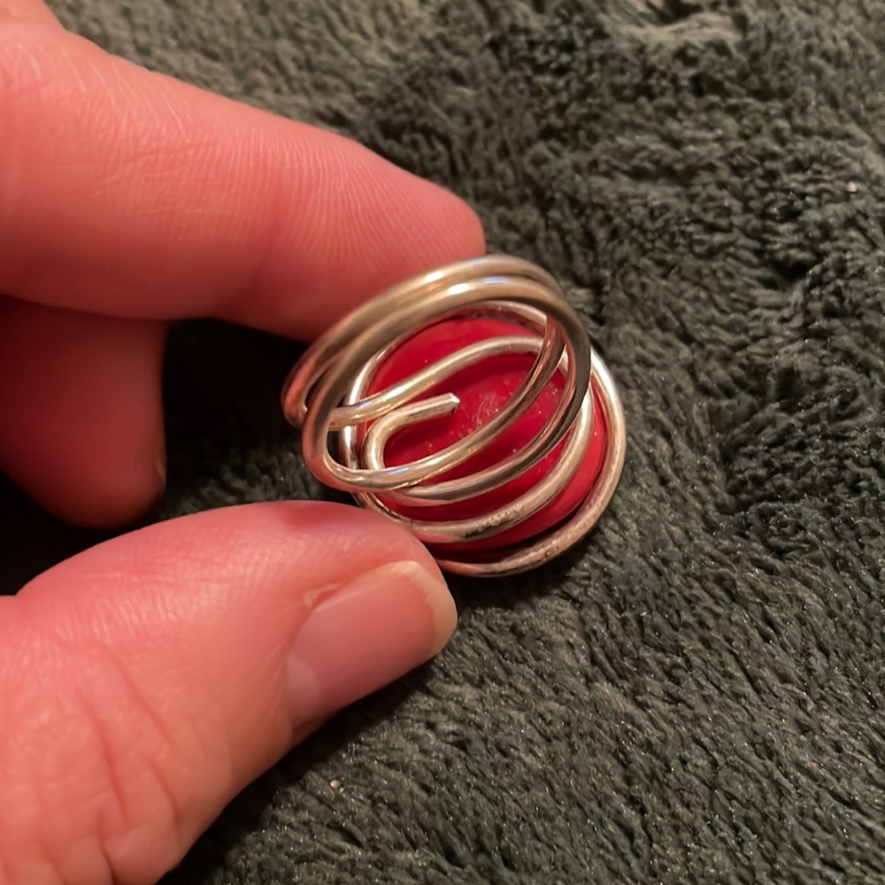 Pretty sliver color wire ring with red stone size 7 - Picture 4 of 5